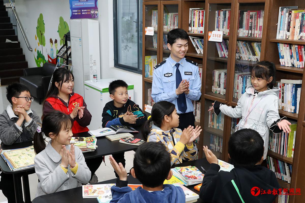 法治副校长进校园 共享读书经验
