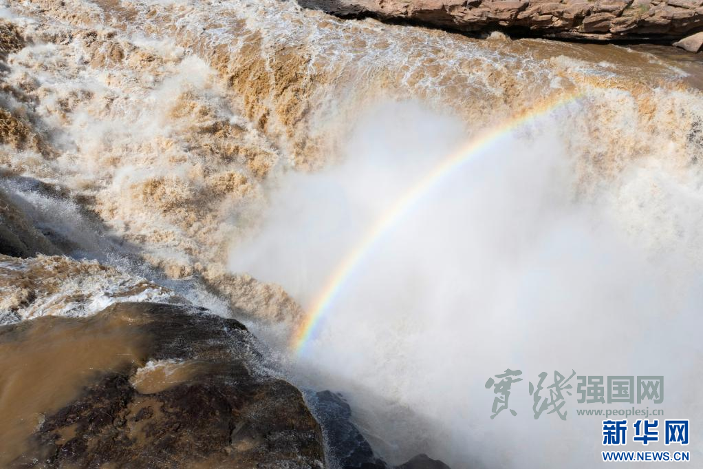 黄河壶口瀑布现“黄瀑碧空”美景 吸引众多游客拍照留念