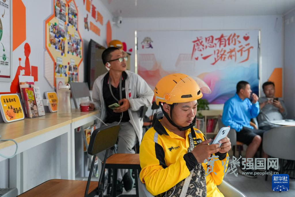 高温下，“暖新驿站”化身清凉补给站