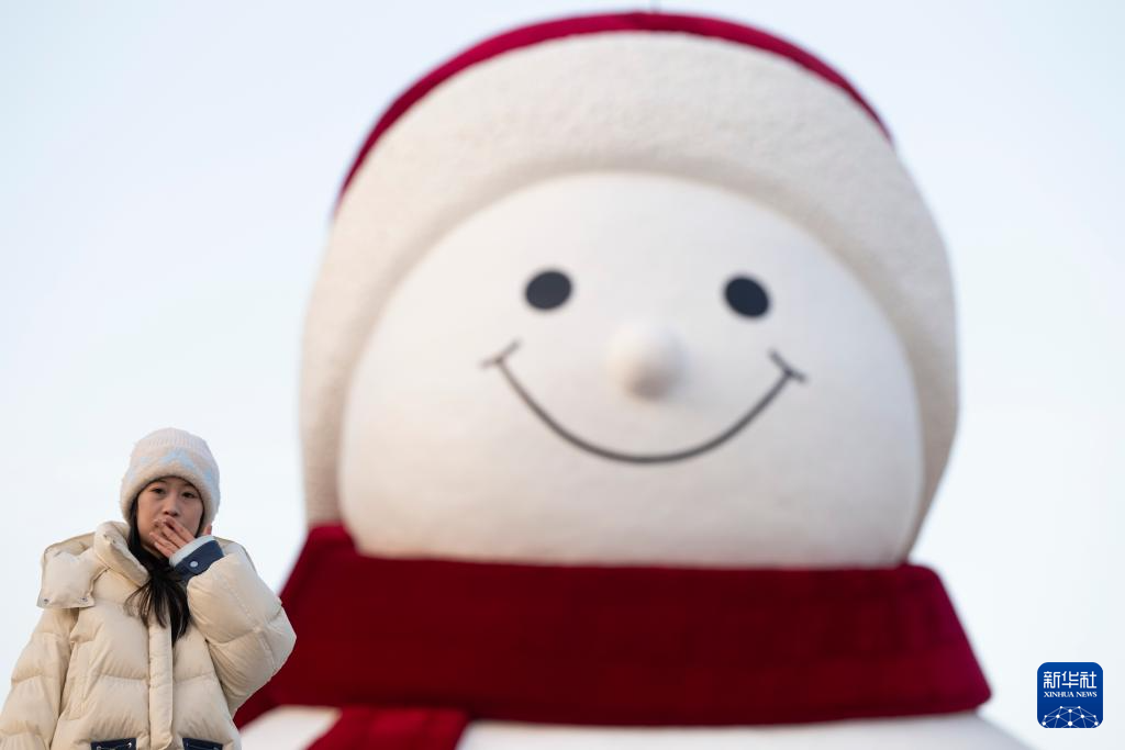 “冰城”大雪人亮相 “冰城”大雪人亮相