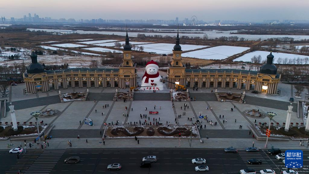 “冰城”大雪人亮相 “冰城”大雪人亮相