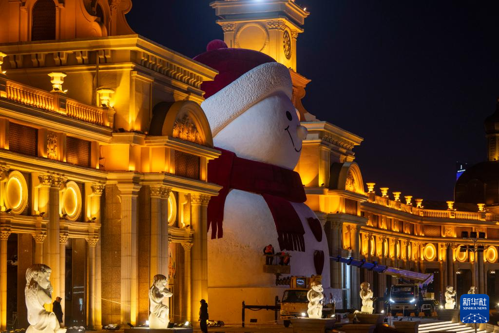 “冰城”大雪人亮相 “冰城”大雪人亮相