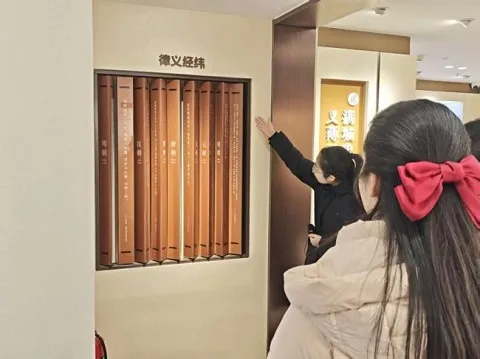 走出“书本里的法条”,触摸“有温度的正义” —— 大一法学生深入街道与崇义馆开展法治研学 image4_sm.jpeg