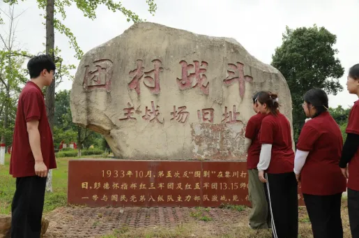 赓续红色根脉 厚植革命初心——江西洪州职业学院商学院实践队走进黎川烈士陵园开展活动 image.png