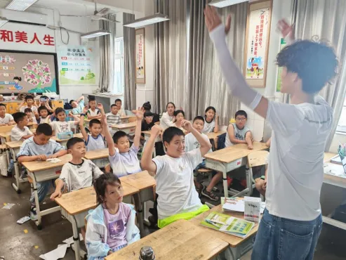 青春下乡送温情 美育相伴助成长————重庆移通学院赴成都开展乡村志愿服务 image.png